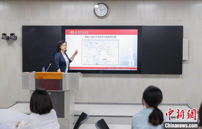 天津師范大學(xué)跨文化與世界文學(xué)研究院院長(zhǎng)、教授郝嵐正在為同學(xué)們上課?！⊥踉谟?攝