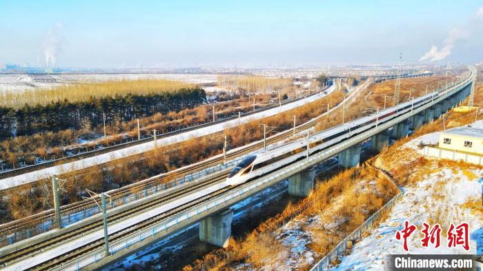 動(dòng)車(chē)組列車(chē)在運(yùn)行中?！」F提供