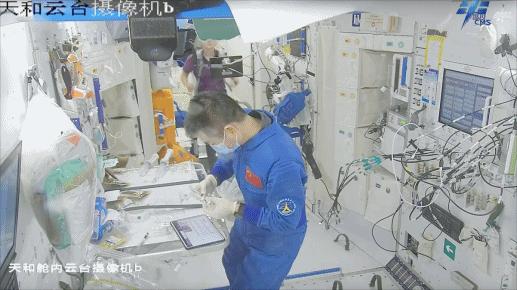 開展水樣微生物檢測(cè)。圖片來(lái)源：中國(guó)載人航天工程辦公室官方微信