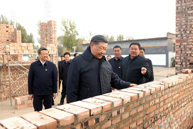 2023年11月10日，習(xí)近平總書記在河北保定涿州市刁窩鎮(zhèn)萬(wàn)全莊村房屋重建施工現(xiàn)場(chǎng)考察。