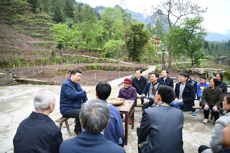 2019年4月15日，習(xí)近平總書記在重慶石柱土家族自治縣中益鄉(xiāng)華溪村同村民代表、基層干部、扶貧干部、鄉(xiāng)村醫(yī)生等圍坐在一起，共話脫貧攻堅(jiān)。