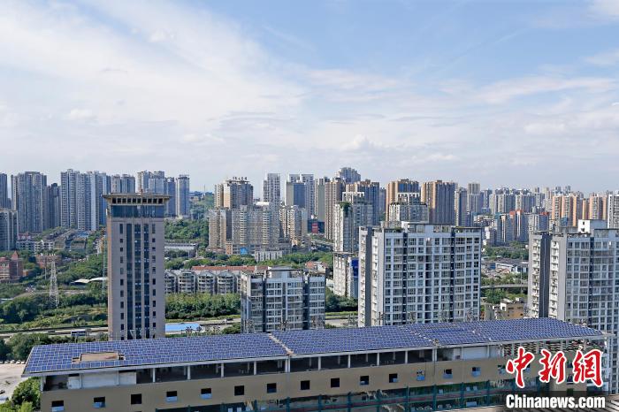 圖為輝騰能源在重慶市九龍坡區(qū)留學生創(chuàng)業(yè)園屋頂建設的光伏發(fā)電示范項目?！∈茉L企業(yè)供圖