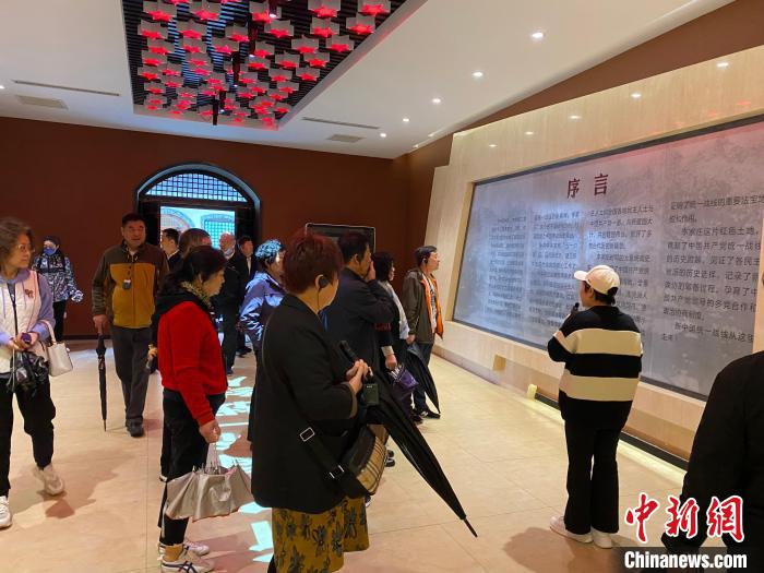 中共中央統(tǒng)戰(zhàn)部舊址里參觀者絡(luò)繹不絕?！±顣詡?攝