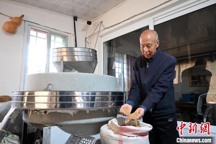 李家莊村民谷文朝重拾父輩的手藝，做起石磨面粉的營生?！〉杂鸺?攝