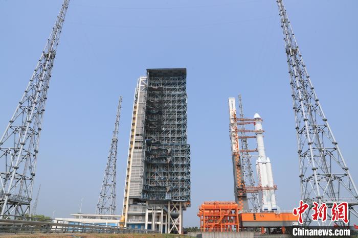 北京時間5月7日，天舟六號貨運飛船與長征七號遙七運載火箭組合體垂直轉(zhuǎn)運至發(fā)射區(qū)。　邱立軍 黃國暢 攝