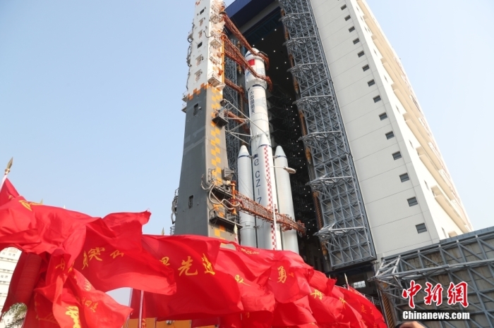 圖為轉(zhuǎn)運(yùn)現(xiàn)場。攝影 邱立軍 黃國暢