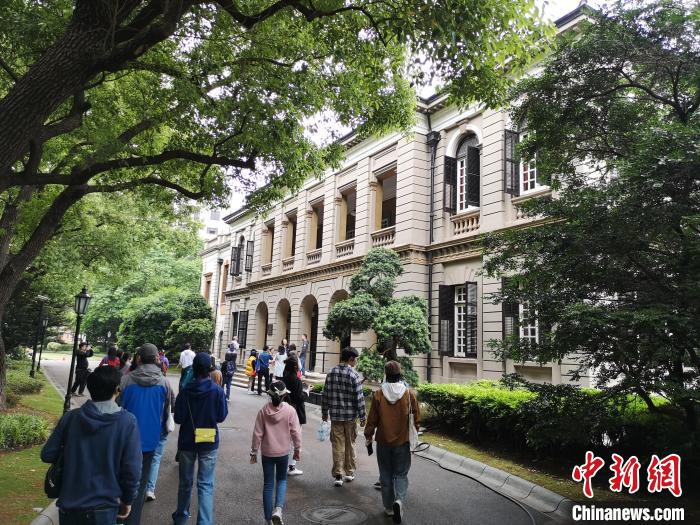 新階層人士參觀英國駐滬領(lǐng)事館。　范宇斌 攝