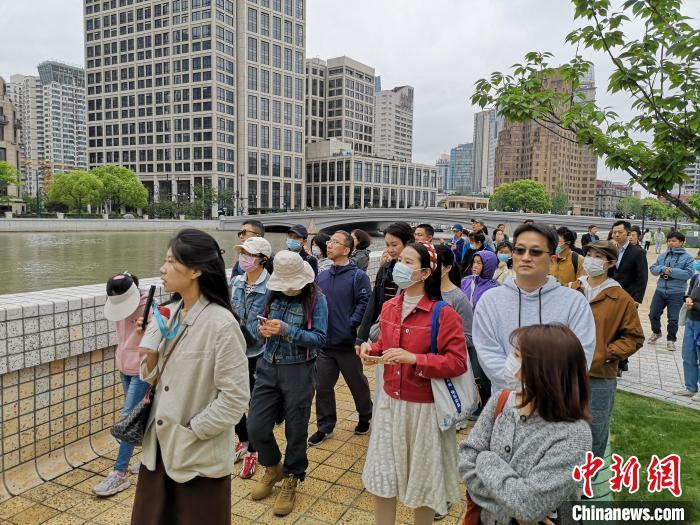 新階層人士走讀黃浦蘇州河沿岸?！》队畋?攝