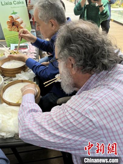 外交官們體驗(yàn)做立夏餅?！∪A東師范大學(xué)供圖