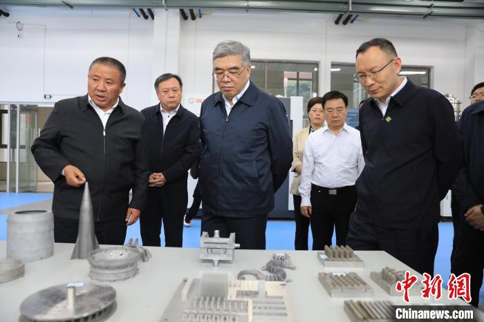 民進(jìn)中央常務(wù)副主席朱永新率調(diào)研組赴四川開(kāi)展重點(diǎn)考察調(diào)研。圖為在四川工程職業(yè)技術(shù)學(xué)院考察調(diào)研?！∶襁M(jìn)中央供圖