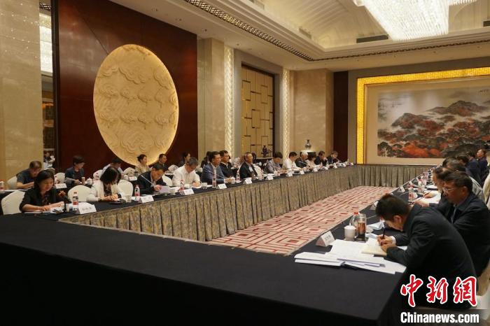 民進(jìn)中央主席蔡達(dá)峰近日率調(diào)研組赴江蘇開(kāi)展重點(diǎn)考察調(diào)研。圖為在調(diào)研座談會(huì)現(xiàn)場(chǎng)。　民進(jìn)中央供圖