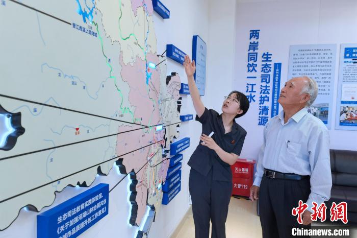 金門同胞參觀金門供水水源生態(tài)司法保護(hù)基地?！O虹 攝