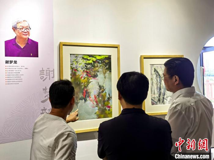 “求同存藝——海峽兩岸藝術(shù)家畫展”展出百余幅兩岸藝術(shù)家畫作?！「毒窜?攝