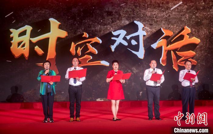 陶侃與陳望道之孫陳曉帆、顏福慶之孫顏志淵、榮毅仁侄女榮智豐深情朗誦《與統(tǒng)戰(zhàn)先輩的時(shí)空對(duì)話》。　張昊 攝