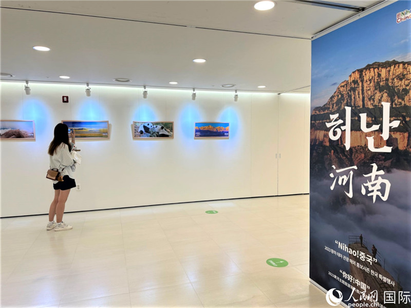 2.民眾參觀“看九曲黃河 聽華夏故事”主題展。人民網(wǎng)記者 馬菲攝