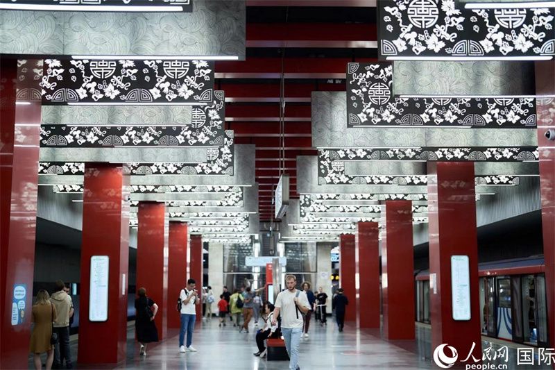 莫斯科米丘林大街地鐵站洋溢著濃郁的“中國(guó)風(fēng)”。人民網(wǎng)記者 馬天翼攝