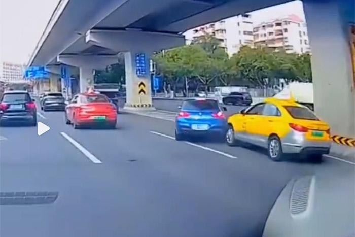 視頻截圖顯示，發(fā)生碰撞的剎那，出租車后方似乎確有車燈點亮。