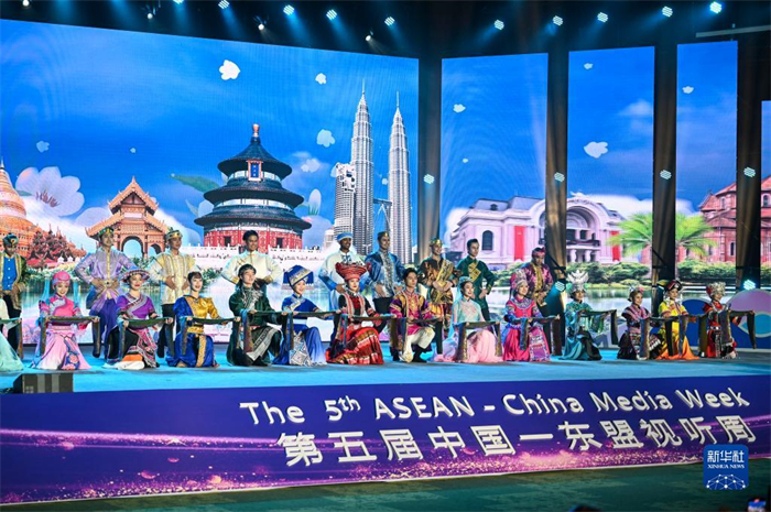 10月21日，在馬來(lái)西亞行政首都普特拉賈亞，演員在第五屆中國(guó)—東盟視聽(tīng)周開(kāi)幕活動(dòng)上表演。新華社記者 程一恒 攝