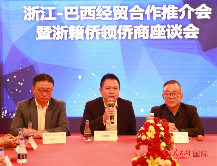 中國駐里約代總領(lǐng)事王尉育（中）在活動中致辭。人民網(wǎng)記者 陳海琪攝
