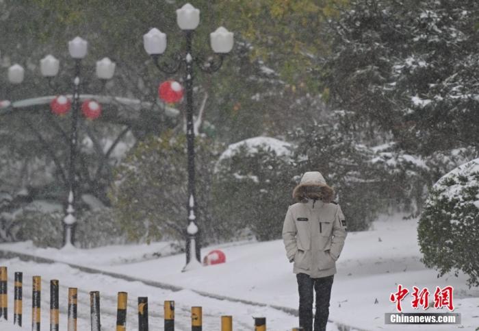 圖為市民在雪中出行。 <a target='_blank' href='/' ><p  align=