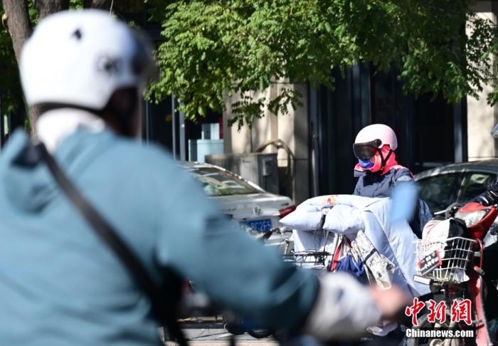石家莊街頭，市民紛紛穿上厚厚的外套“捂”裝前行。 <a target='_blank' href='/'><p  align=