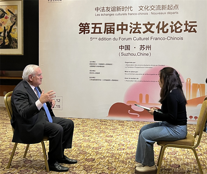 法國(guó)前總理、法國(guó)展望與創(chuàng)新基金會(huì)主席讓-皮埃爾·拉法蘭接受人民網(wǎng)的采訪。（國(guó)際在線供圖）