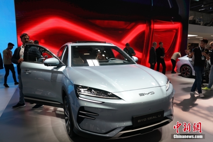 2023年德國國際汽車及智慧出行博覽會(huì)(IAA mobility)(亦簡(jiǎn)稱慕尼黑國際車展)將于9月5日正式開幕。在9月4日舉行的媒體日，記者看到諸品牌紛紛攜“拳頭”產(chǎn)品亮相。圖為當(dāng)日比亞迪SEAL U在歐洲首秀。<a target='_blank' href='/'><p  align=