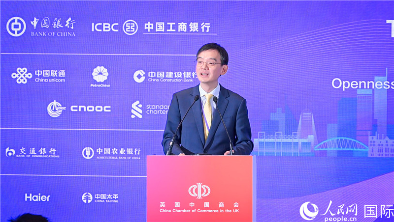 英國(guó)中國(guó)商會(huì)會(huì)長(zhǎng)、中國(guó)銀行倫敦分行行長(zhǎng)方文建 致歡迎辭。人民網(wǎng) 郭錦標(biāo)攝