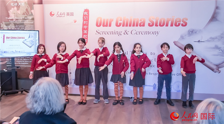 肯辛頓韋德預(yù)備學(xué)校小學(xué)生表演。人民網(wǎng) 郭錦標(biāo)攝