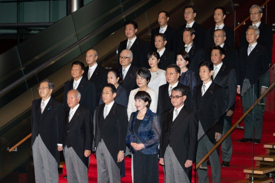 9月13日，日本首相岸田文雄（前排中）在東京的首相官邸率閣僚合影。新華社記者張笑宇攝