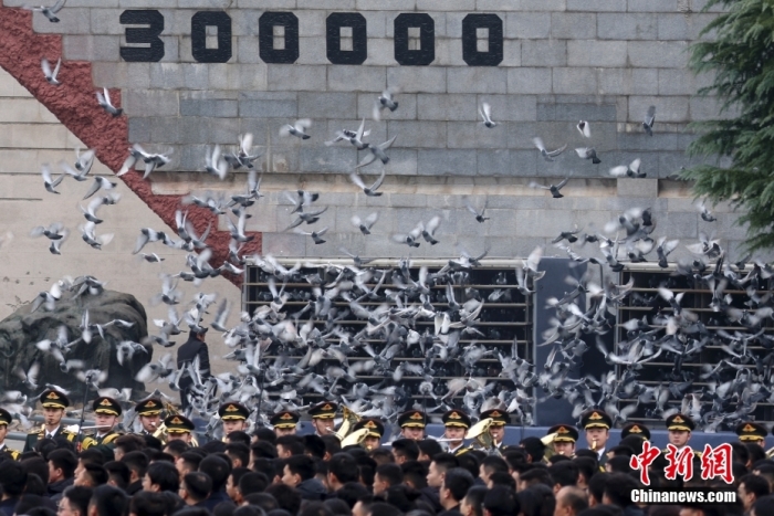 12月13日是第十個(gè)南京大屠殺死難者國家公祭日。當(dāng)天上午，南京大屠殺死難者國家公祭儀式在侵華日軍南京大屠殺遇難同胞紀(jì)念館舉行。圖為國家公祭儀式現(xiàn)場。<a target='_blank' href='/'><p  align=