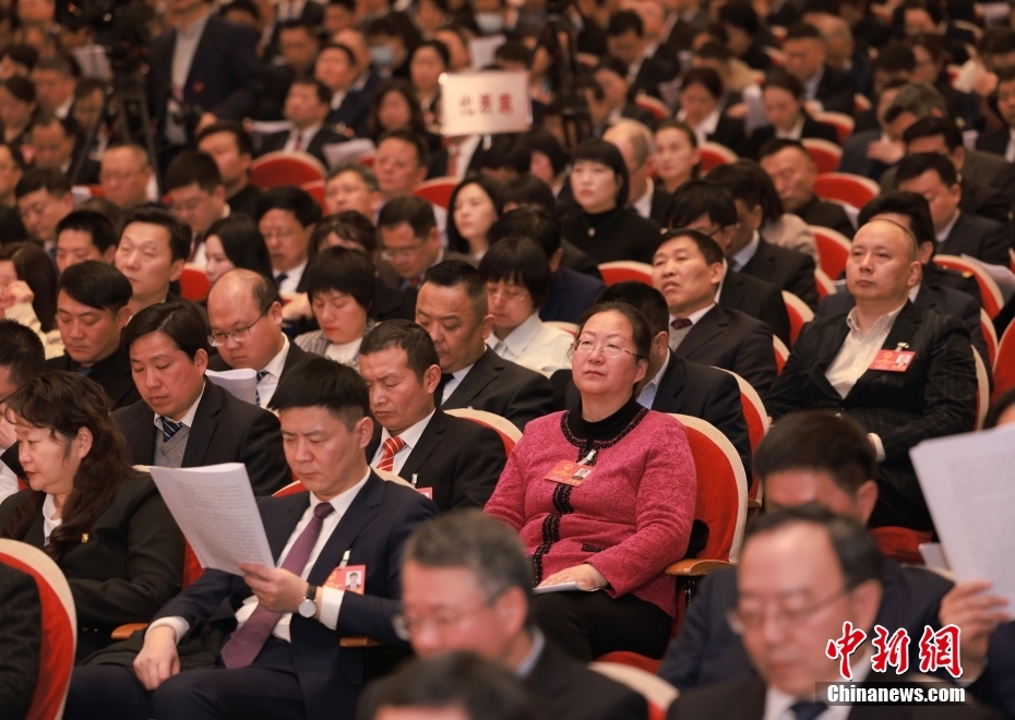 1月23日，安徽省第十四屆人民代表大會(huì)第二次會(huì)議在合肥開幕。圖為代表委員認(rèn)真聽取政府工作報(bào)告。