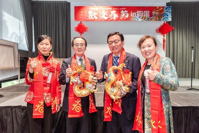 向池田知事、大西市長贈(zèng)送“歡樂春節(jié)“吉祥龍。從左到右為魏有美副總領(lǐng)事、池田豊人知事、大西秀人市長、馬曉琛主任。中國駐大阪旅游辦事處供圖