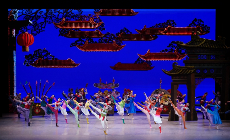 1月26日晚，中央芭蕾舞團(tuán)賀歲芭蕾舞劇《過年》作為開幕演出，亮相阿布扎比國(guó)際藝術(shù)節(jié)，圖為劇照。中央芭蕾舞團(tuán)供圖