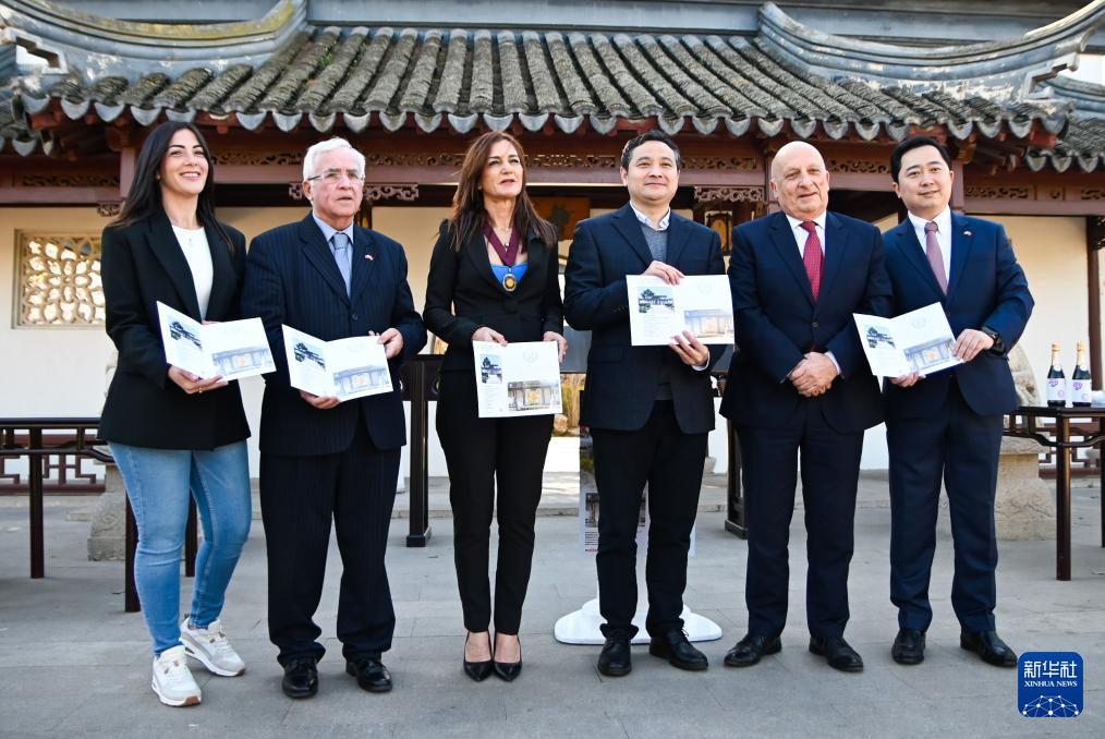 3月6日，嘉賓出席在馬耳他桑塔露琪亞市舉行的中國(guó)生肖郵票發(fā)行儀式。新華社發(fā)（喬納森·博格攝）