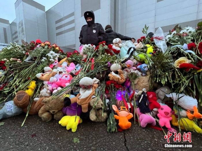 當(dāng)?shù)貢r間3月24日，俄羅斯全國哀悼日，悼念22日發(fā)生在莫斯科州克拉斯諾戈爾斯克市“克羅庫斯城”音樂廳恐怖襲擊事件中的遇難者。此次恐襲已導(dǎo)致137人遇難，150多人受傷。圖為民眾在恐襲事件現(xiàn)場附近敬獻(xiàn)的鮮花和毛絨玩具。<a target='_blank' href='/'><p  align=