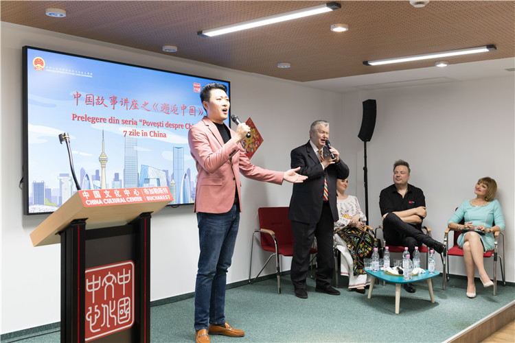 中國青年男高音歌唱家方瀧與奧爾基·圖爾達(dá)合唱羅語歌曲。布加勒斯特中國文化中心供圖。