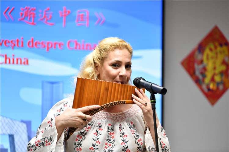 喬治亞娜·帕納演奏排簫。 布加勒斯特中國文化中心供圖。