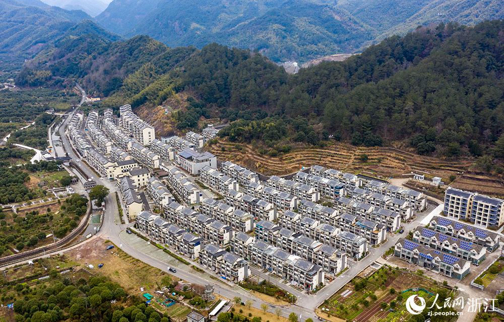 近日，航拍寧波市海曙區(qū)龍觀鄉(xiāng)李岙村屋頂光伏項目。人民網 章勇濤攝