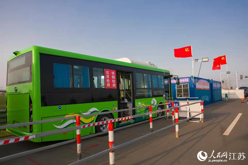 淮安市客總汽車運輸有限公司調(diào)集兩部車況最佳“核酸采樣流動車”，組建黨員“先鋒崗”。紀星名攝