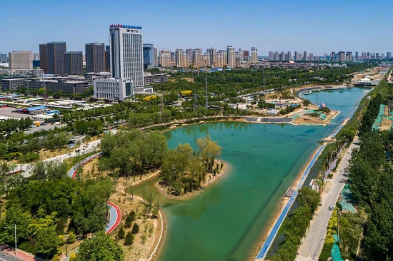 環(huán)城水系中的北湖公園越來越美。羅大慶攝