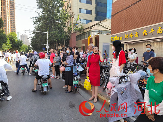 石家莊外國(guó)語(yǔ)學(xué)校考點(diǎn)外送考的家長(zhǎng)。人民網(wǎng) 祝龍超攝