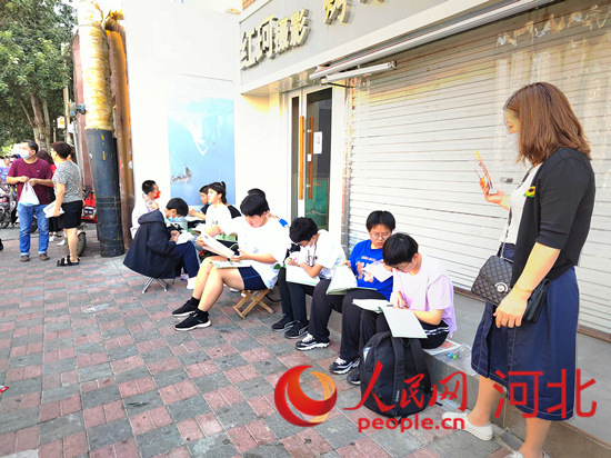 臨進(jìn)考場(chǎng)，考生抓緊時(shí)間再?gòu)?fù)習(xí)一下。人民網(wǎng) 祝龍超攝