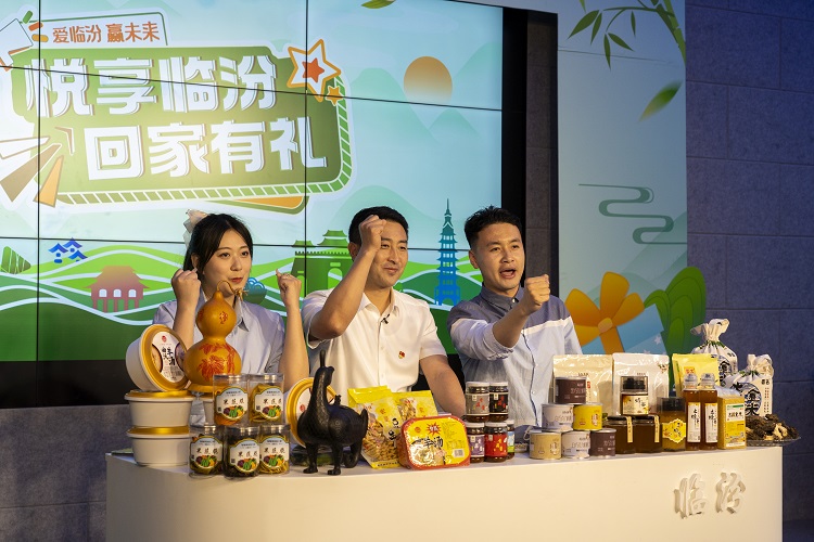 6月3日下午，在臨汾原產(chǎn)地商品體驗店，曲沃縣副縣長樊奇選對當?shù)氐霓r(nóng)特產(chǎn)品、旅游景點進行了推介代言。鄭遠飛攝