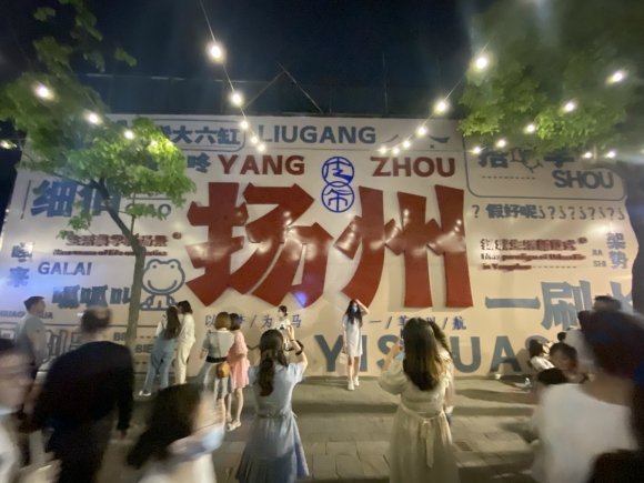 古運河畔的皮市街充滿市井氣息。 人民網(wǎng) 張玉峰攝