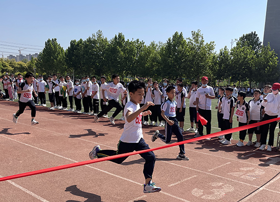 河北省威縣第四小學(xué)學(xué)生組織短跑比賽。 趙國華攝