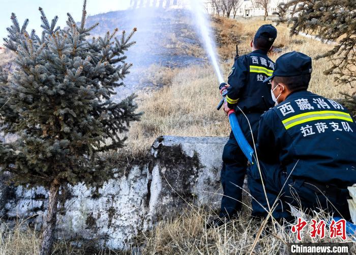 12月6日，布達(dá)拉宮消防救援大隊(duì)在布達(dá)拉宮山體林草區(qū)域開展?jié)窕ぷ??！㈣?攝