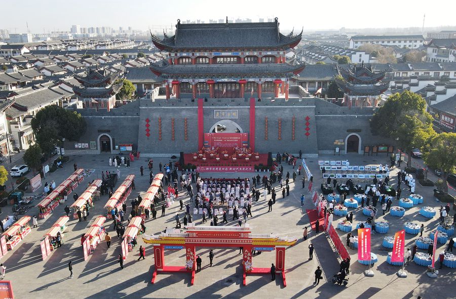 城門掛春聯(lián)，金湖沖刺“開門紅”。陳義寶攝