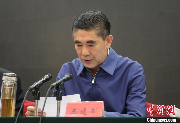 圖為青海省委書記王建軍出席會(huì)議并作講話?！?zhí)砀?攝