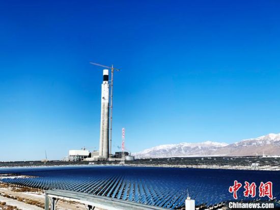 圖為地處柴達木盆地的光伏電站。　孫?！z